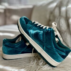 Nike
Dunk Low "Green Velvet" sneakers